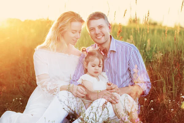 Šťastná Rodina Letním Parku Při Západu Slunce — Stock fotografie