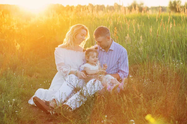Szczęśliwa Rodzina Lato Park Zachodzie Słońca — Zdjęcie stockowe