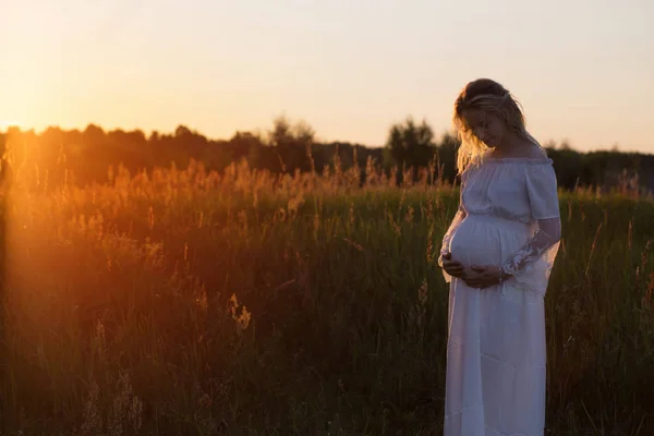 Беременные Женщины Закате — стоковое фото