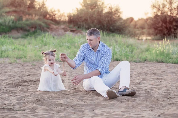 Pai Com Filha Areia Lago — Fotografia de Stock