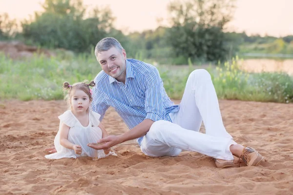 Père Avec Fille Sur Sable Lac — Photo