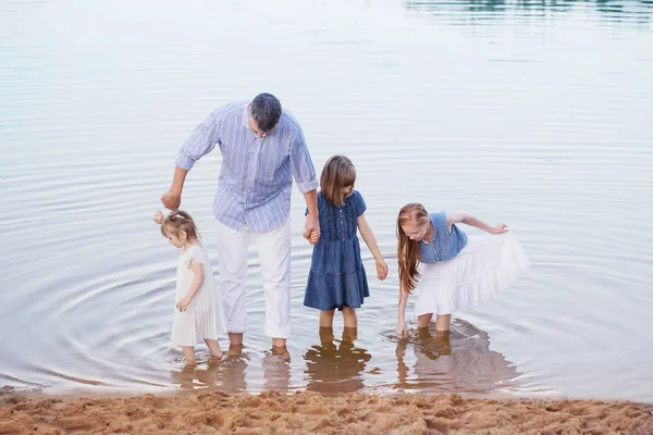 Pai Com Filhas Margem Mar — Fotografia de Stock