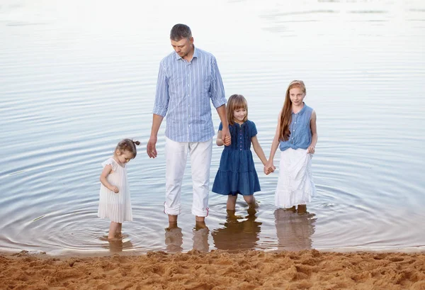 Father Daughters Shore Lake — Stock Photo, Image