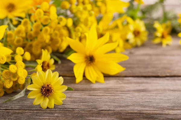 Gele Bloemen Oude Houten Achtergrond — Stockfoto