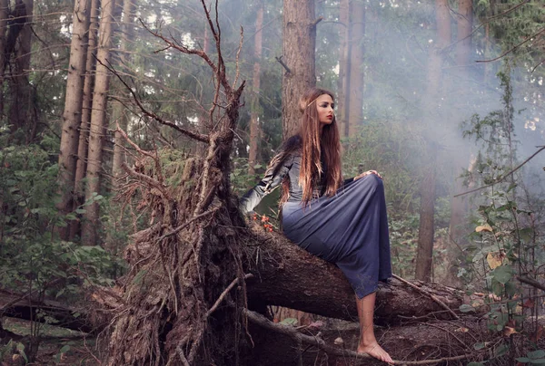 Schöne Frauen Herbstlichen Wald — Stockfoto