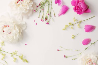 Beyaz Kağıt arka plan üzerinde yaz çiçek