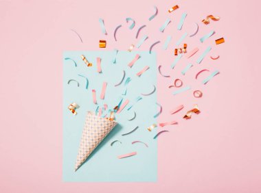 konfeti kağıdı arka plan üzerinde şapkalı doğum günü