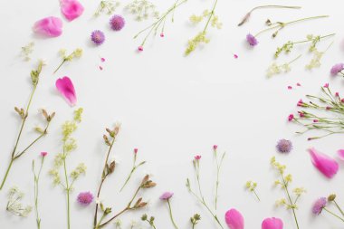 Beyaz Kağıt arka plan üzerinde yaz çiçek