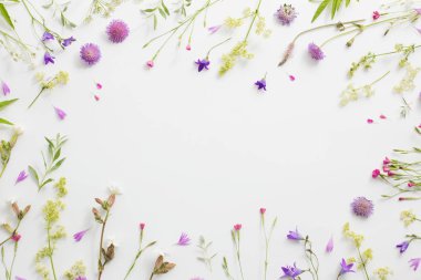 Beyaz Kağıt arka plan üzerinde yaz çiçek
