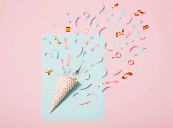 Sombrero Cumpleaños Con Confeti Sobre Fondo Papel — Foto de Stock