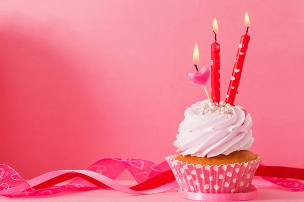 Cupcake Com Vela Sobre Fundo Rosa — Fotografia de Stock