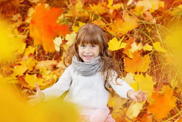 Gelukkig Meisje Met Herfst Bladeren Buiten — Stockfoto