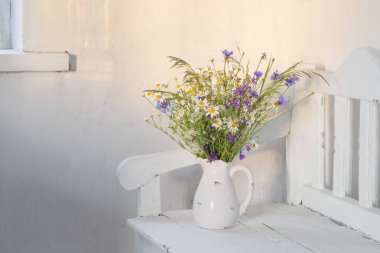 sürahi beyaz tahta bankta kır çiçekleri