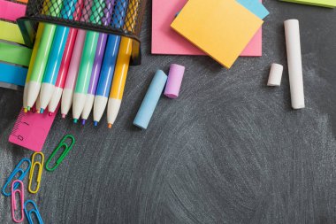 Okul malzemeleri tahtada.