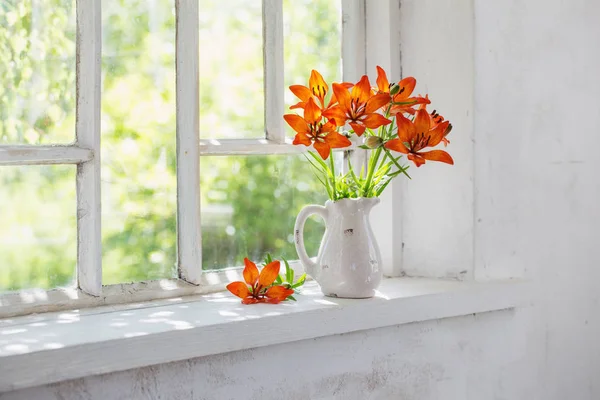窗台上的橙色百合 — 图库照片