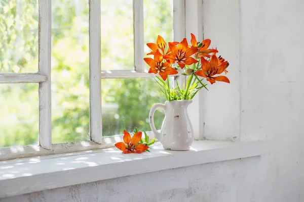 Lirio Naranja Alféizar Ventana — Foto de Stock