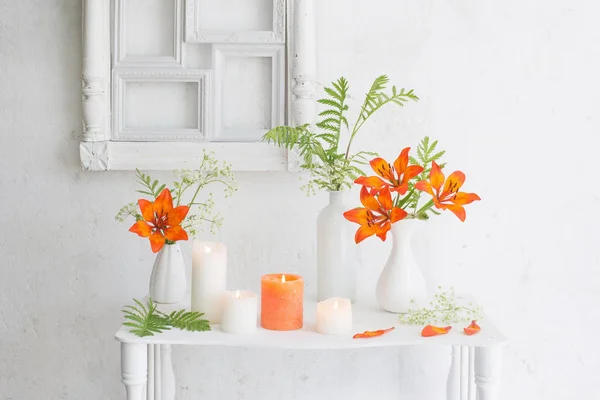Flores Velas Extrañas Sobre Fondo Blanco —  Fotos de Stock