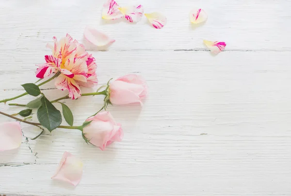 Rosen Auf Weißem Holzhintergrund — Stockfoto
