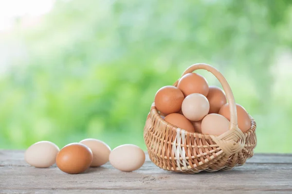 Rauwe Eieren Een Mand Houten Tafel Buiten — Stockfoto