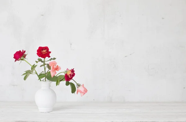 Flores Jarrón Sobre Fondo Blanco — Foto de Stock