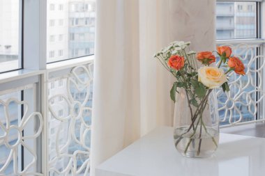 Beyaz masada vazoda gül