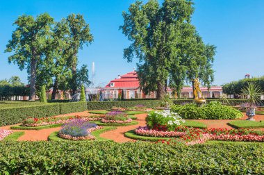 St. Petersburg, Rusya Federasyonu-1 Ağustos 2018: Peterhof Monplaisir Bahçe Sarayı'nda turistler. UNESCO'nun Dünya Mirası listesinde yer Peterhof Palace
