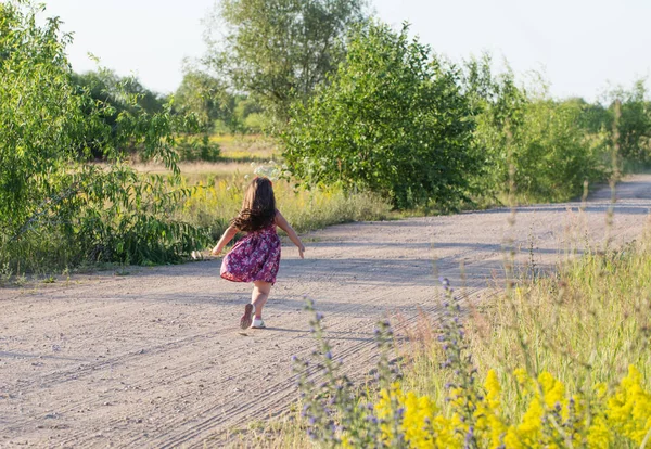 Fille Heureuse Sur Route — Photo