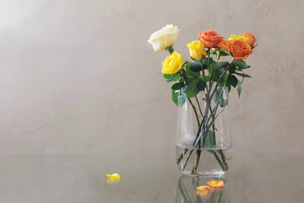 Żółte Róże Wazonie Szkła — Zdjęcie stockowe