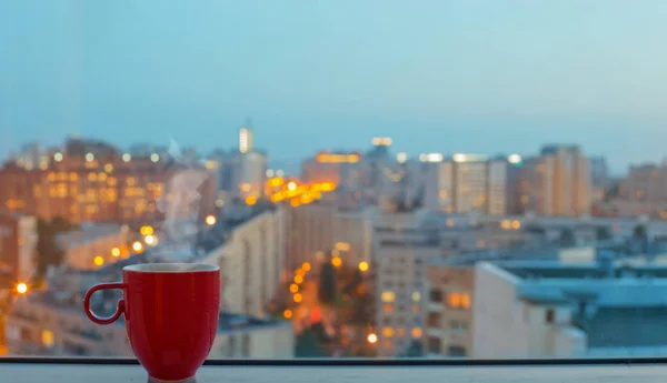 Taza Roja Alféizar Ventana Ciudad —  Fotos de Stock