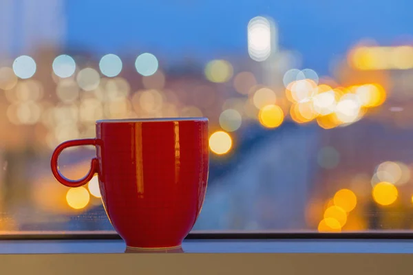 Taza Roja Alféizar Ventana Ciudad —  Fotos de Stock