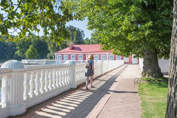 Αγία Πετρούπολη Ρωσία Αυγούστου 2018 Τουρίστες Peterhof Στο Κήπο Του — Φωτογραφία Αρχείου