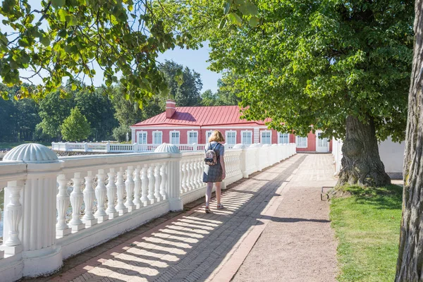 Petersburg Russia August 2018 Tourists Peterhof Garden Monplaisir Palace Peterhof — Stock Photo, Image