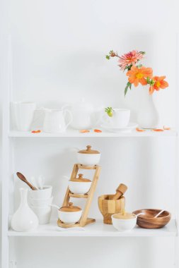 ahşap raf çiçekli beyaz dishvare