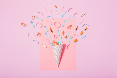 konfeti kağıdı arka plan üzerinde şapkalı doğum günü