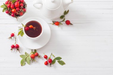 çay bir dogrose ahşap arka plan üzerinde çilek ile