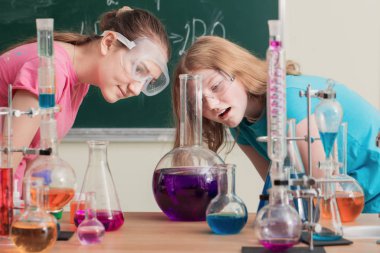 iki kız kimyasal deneyler yapıyor