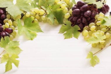 Beyaz ahşap masa üzerinde üzüm