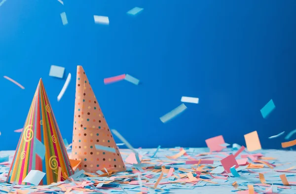 Verjaardag Hoed Confetti Blauwe Achtergrond — Stockfoto
