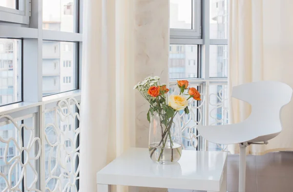 Roses Vase Sur Table Blanche — Photo