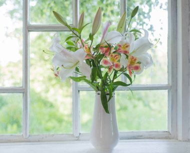 pencere üzerinde vazoda güzel beyaz zambak