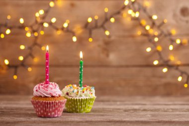 cupcakes karanlık eski ahşap arka plan üzerinde