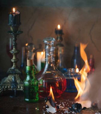 Sihirli iksir, eski kitaplar ve mumlar koyu arka plan üzerinde