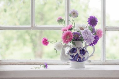 çaydanlık pencere üzerinde sasters