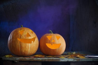 Halloween pumpkins koyu arka plan üzerinde ahşap tablo