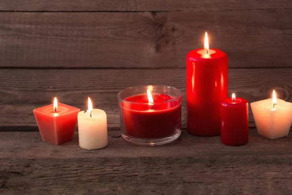 Rote Und Weiße Kerzen Auf Dunklem Holzhintergrund — Stockfoto