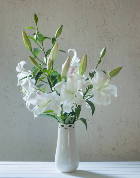 Bellissimo Giglio Bianco Vaso Sfondo Vecchio Muro — Foto Stock