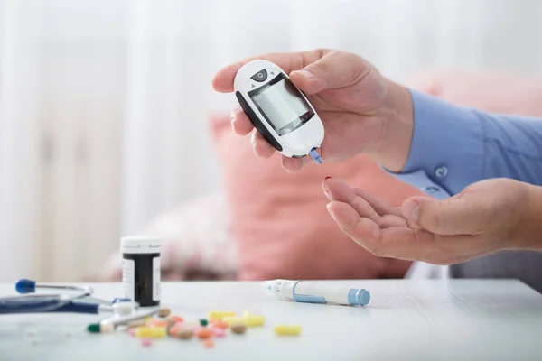 Tıp, şeker hastalığı, glycemia, sağlık ve insan kavramı - kadar yakın test çizgili erkek parmak