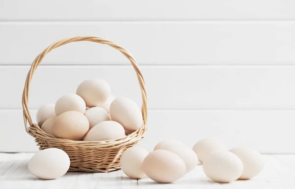 Eieren Witte Houten Achtergrond — Stockfoto