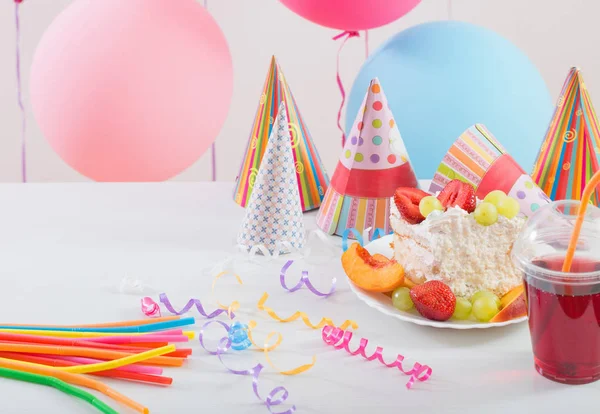 誕生日のお祝いケーキ カラフルな風船と — ストック写真