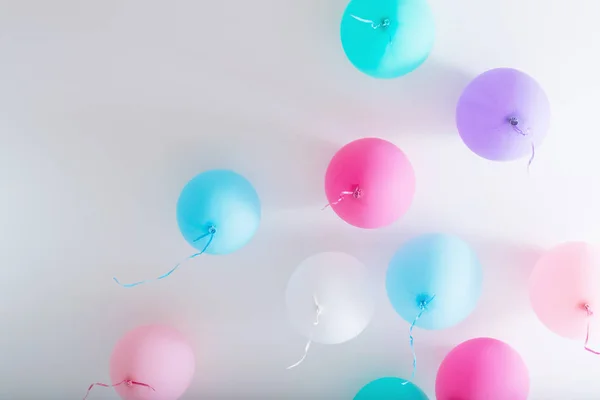 Ballonnen Witte Houten Achtergrond — Stockfoto